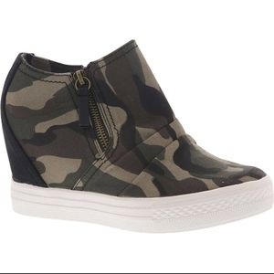 Wedge sneaker